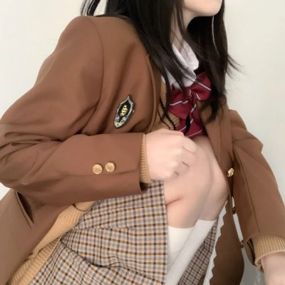 她背后的那双手